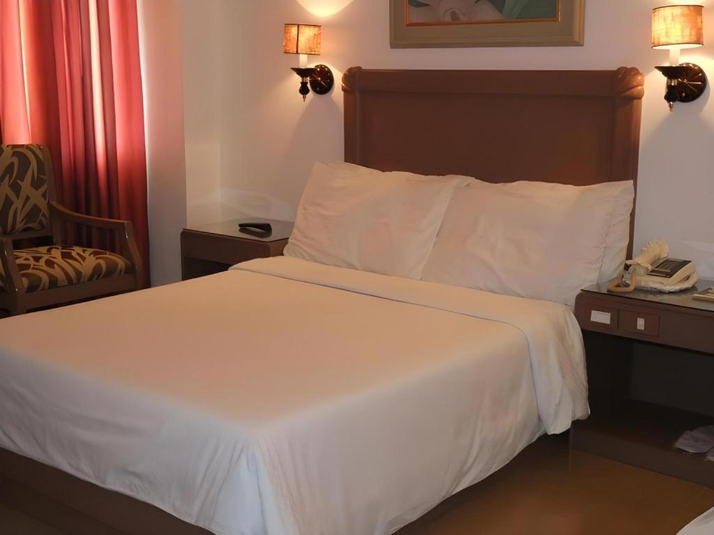 อลิเซีย โฮเต็ล แอนด์ เรสเทอรองค์ Hotel เลกัซปี ภายนอก รูปภาพ